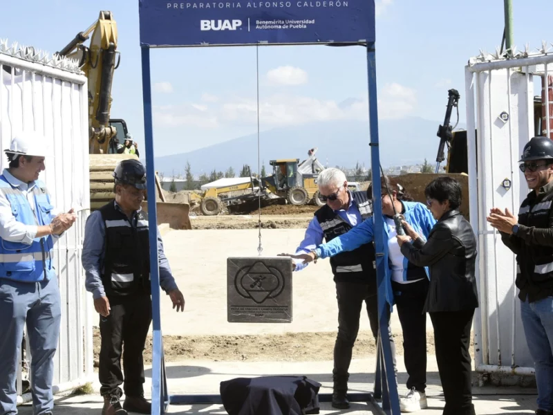 Lilia Cedillo coloca primera piedra de pista de tartán y campo traviesa en la prepa Calderón