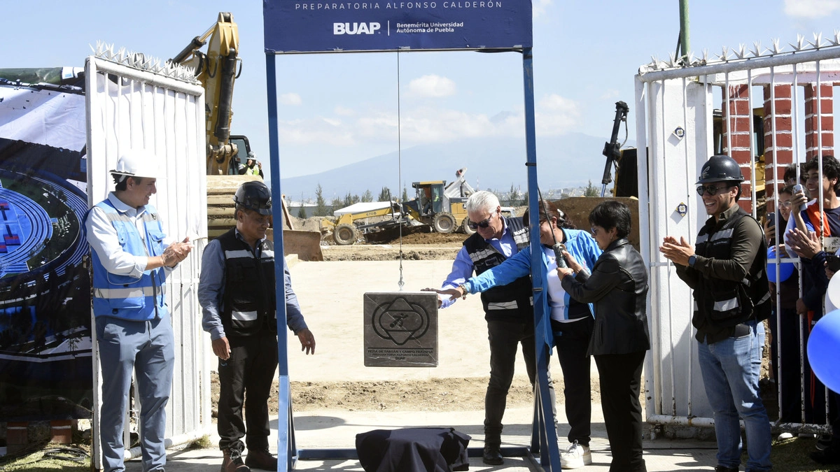 Lilia Cedillo coloca primera piedra de pista de tartán y campo traviesa en la prepa Calderón