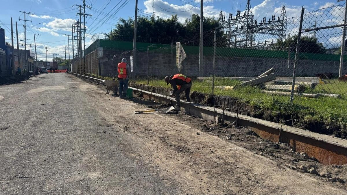 Ariadna Ayala impulsa la rehabilitación vial en la carretera a Tianguismanalco