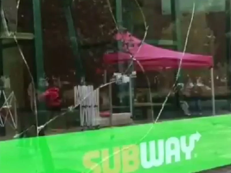 VIDEO: Jóvenes apedrean Subway del Paseo Bravo y rompen cristales