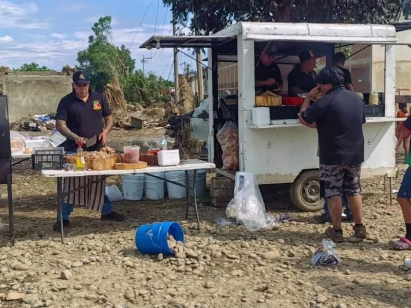 Los Monchis de Puebla lleva tacos a damnificados de Poza Rica