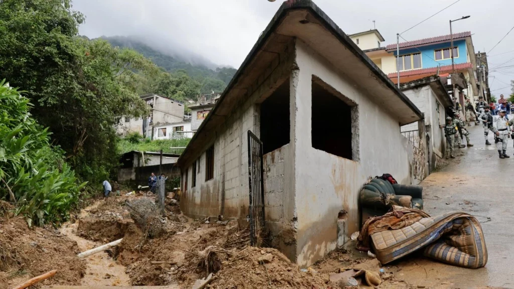Tormenta tropical Jerry arrasa con la Sierra Norte de Puebla: van 12 muertos