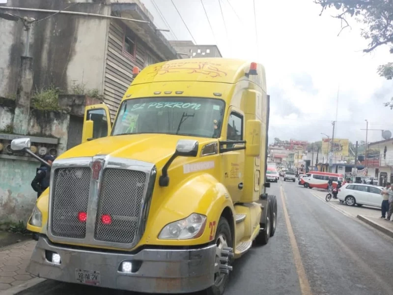 Policías de Chignautla y Teziutlán aseguran tractocamión robado en Xalapa, Veracruz
