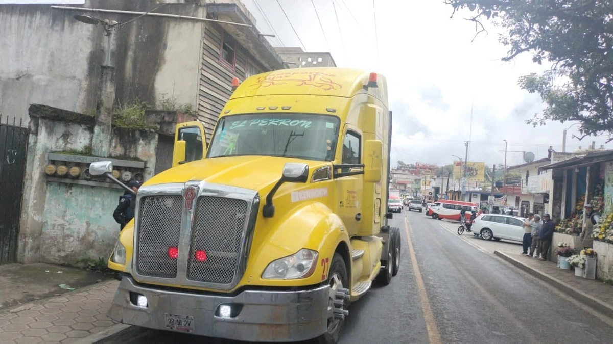 Policías de Chignautla y Teziutlán aseguran tractocamión robado en Xalapa, Veracruz