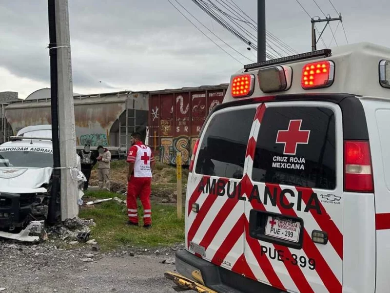 Tren impacta y arrastra a patrulla de la Guardia Nacional en Tepeaca 