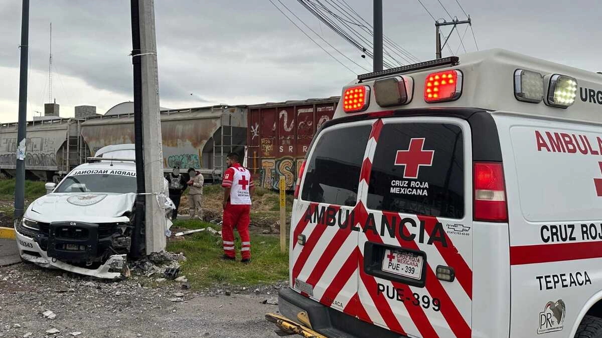 Tren impacta y arrastra a patrulla de la Guardia Nacional en Tepeaca 