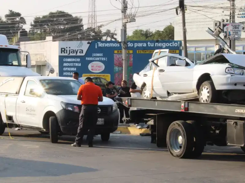 Revolvedora aplasta a un auto en Chachapa y mata a dos mujeres.