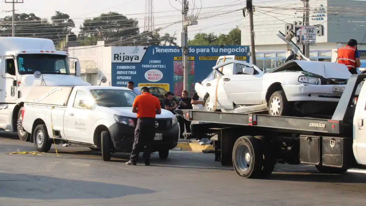 Revolvedora aplasta a un auto en Chachapa y mata a dos mujeres.