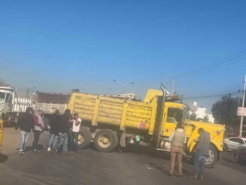 Contratistas de San Pedro Cholula cierran federal a Huejotzingo; Tonantzin les debe tres meses de trabajo  