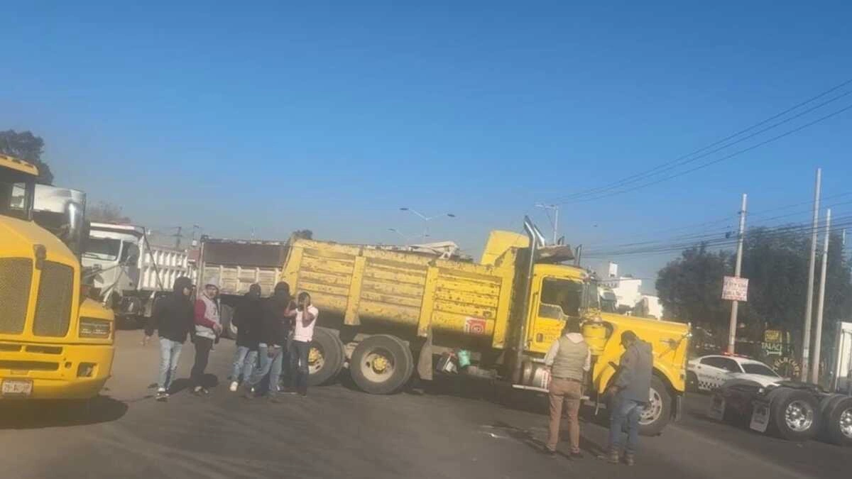 Contratistas de San Pedro Cholula cierran federal a Huejotzingo; Tonantzin les debe tres meses de trabajo  