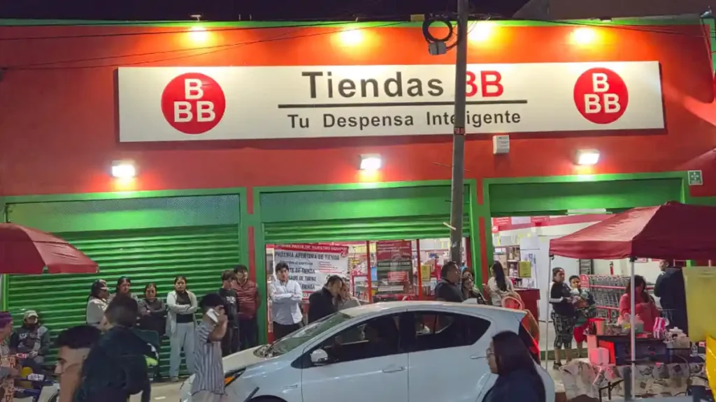 Largas filas para probar el ramen callejero de Puebla.