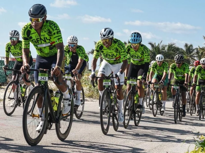 Ciclistas poblanos destacan en el Gran Fondo New York Cozumel 2025