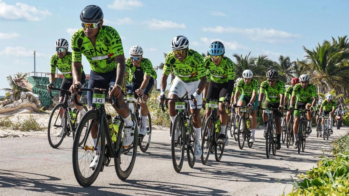 Ciclistas poblanos destacan en el Gran Fondo New York Cozumel 2025