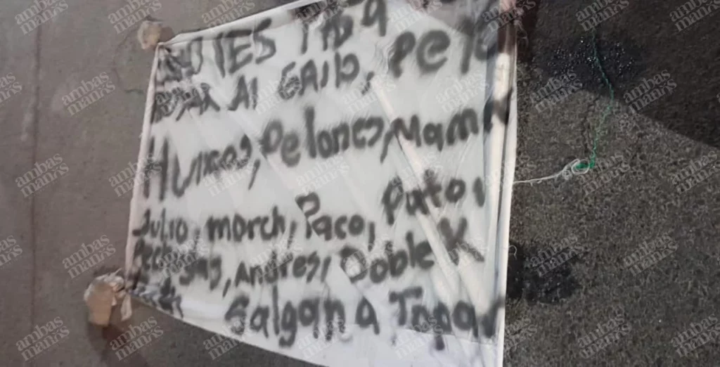 Junto a los cuerpos de los policías abatidos en Huixcolotla, dejaron una manta.