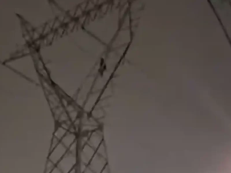 Rescatan a mujer que intentó lanzarse de una torre en Hacienda Las Torres 2.