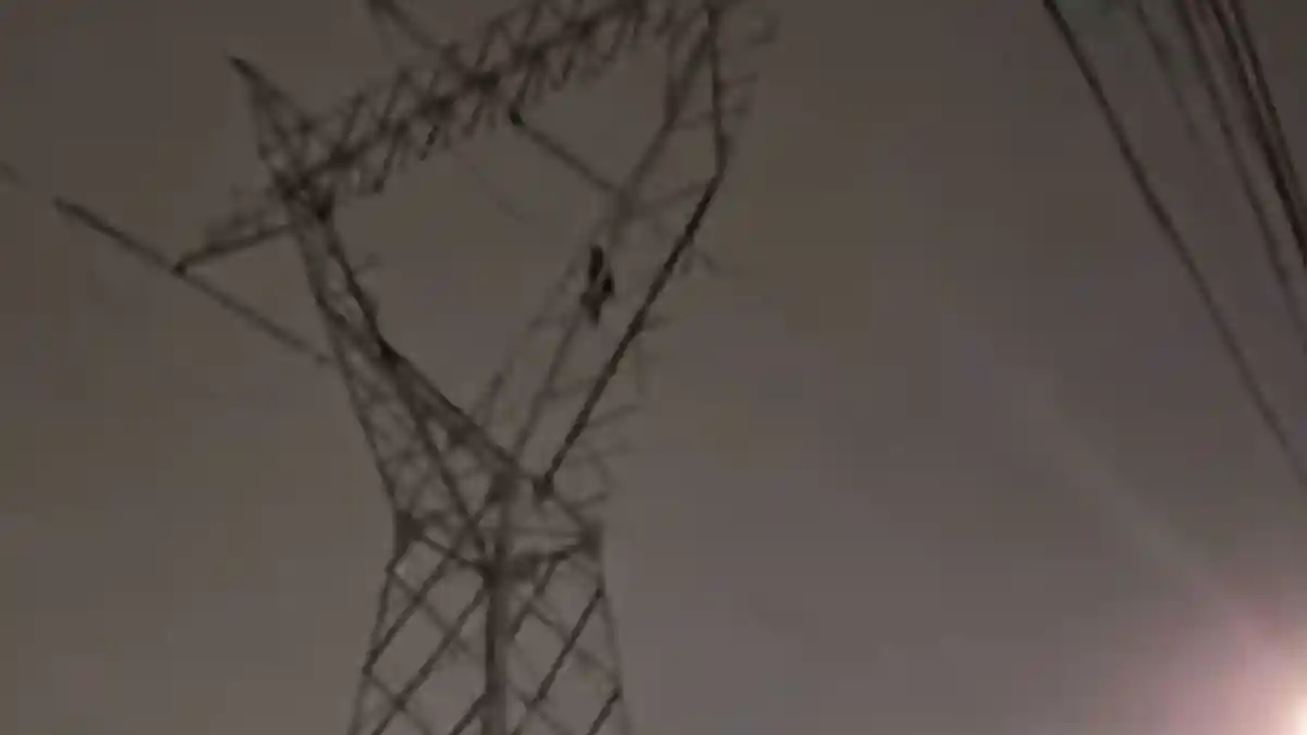 Rescatan a mujer que intentó lanzarse de una torre en Hacienda Las Torres 2.