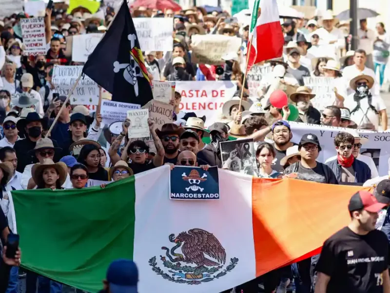Marcha de la Generación Z en Puebla termina en golpes y patrullas vandalizadas.