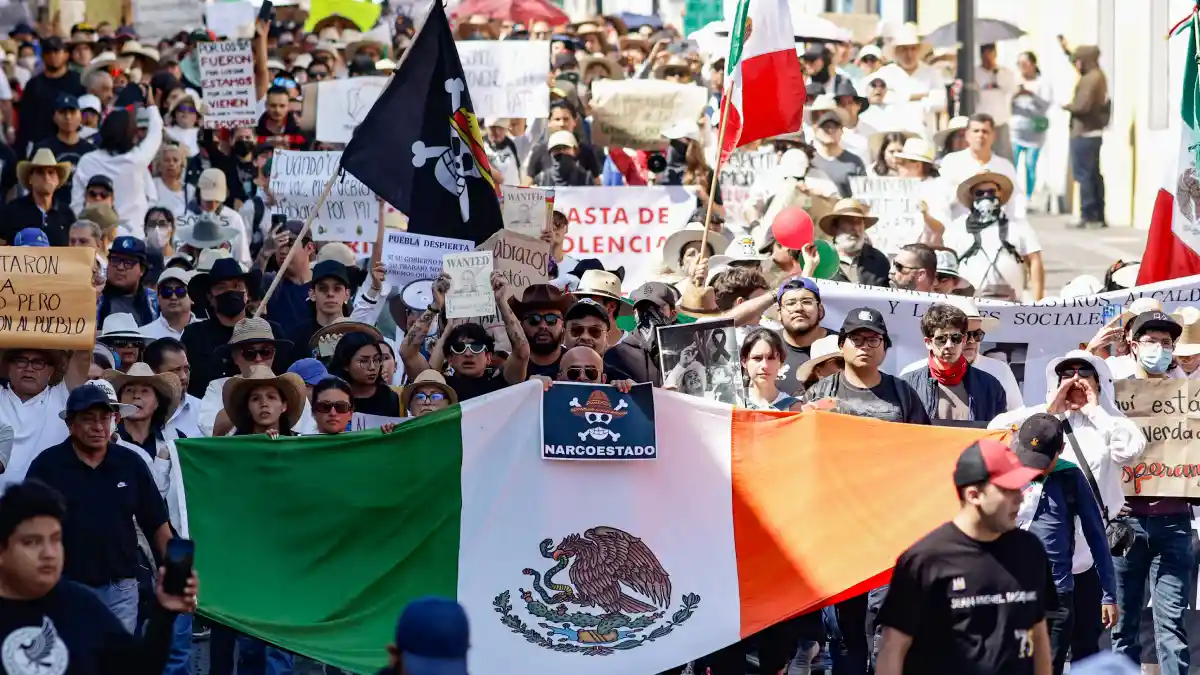 Marcha de la Generación Z en Puebla termina en golpes y patrullas vandalizadas.