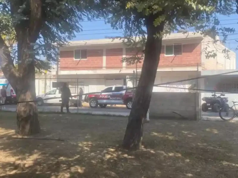 Mujer intenta lanzarse de la azotea de su casa con sus hijos en Cholula.