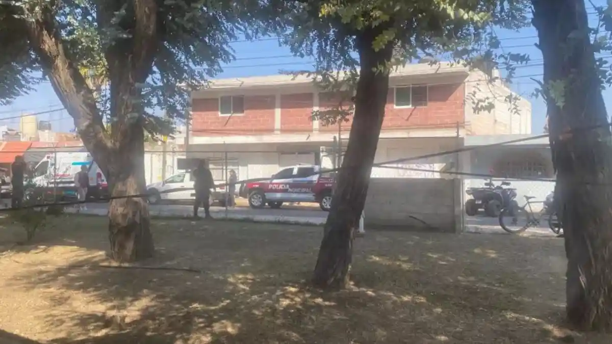 Mujer intenta lanzarse de la azotea de su casa con sus hijos en Cholula.