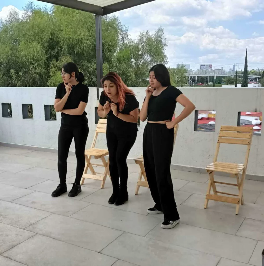 En "No dejemos de permitir tocarnos el corazón", Daniel Fajardo charla con la compañía de teatro 'Musas del drama'.