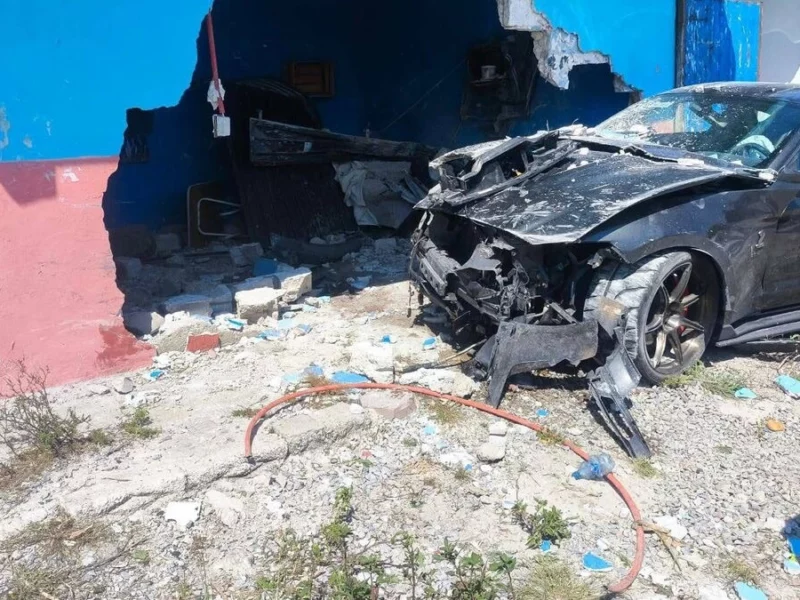 VIDEO: Conductor de Mustang derriba barda durante arrancones en Oriental 