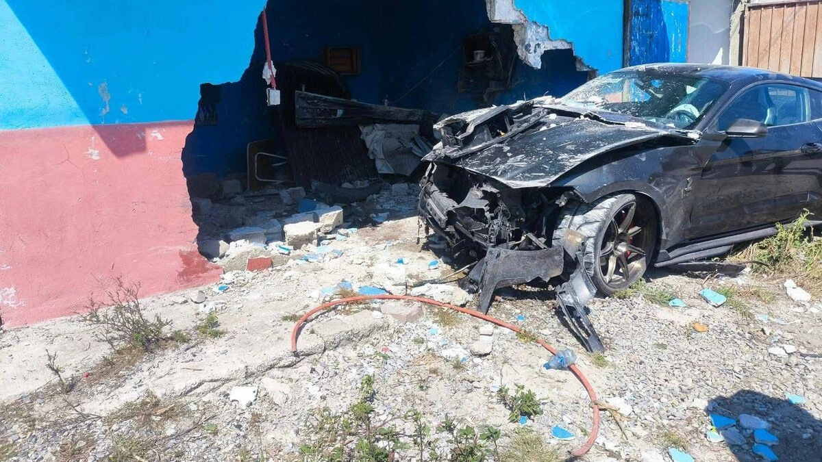VIDEO: Conductor de Mustang derriba barda durante arrancones en Oriental 