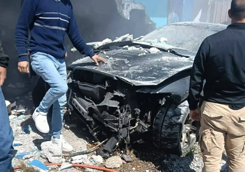 Le impacto de un Mustang en una barda Oriental no dejó lesionados.
