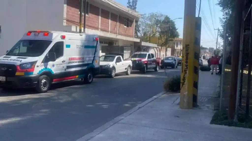 Una ambulancia y una patrulla estacionadas en calles de San Pedro Cholula.
