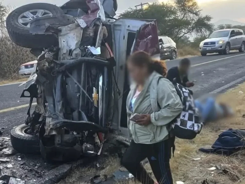 Choque entre patrulla de Tulcingo de Valle y camioneta deja un muerto y varios heridos.