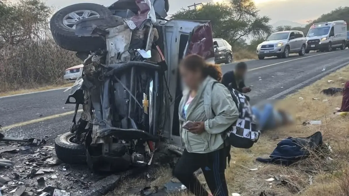 Choque entre patrulla de Tulcingo de Valle y camioneta deja un muerto y varios heridos.