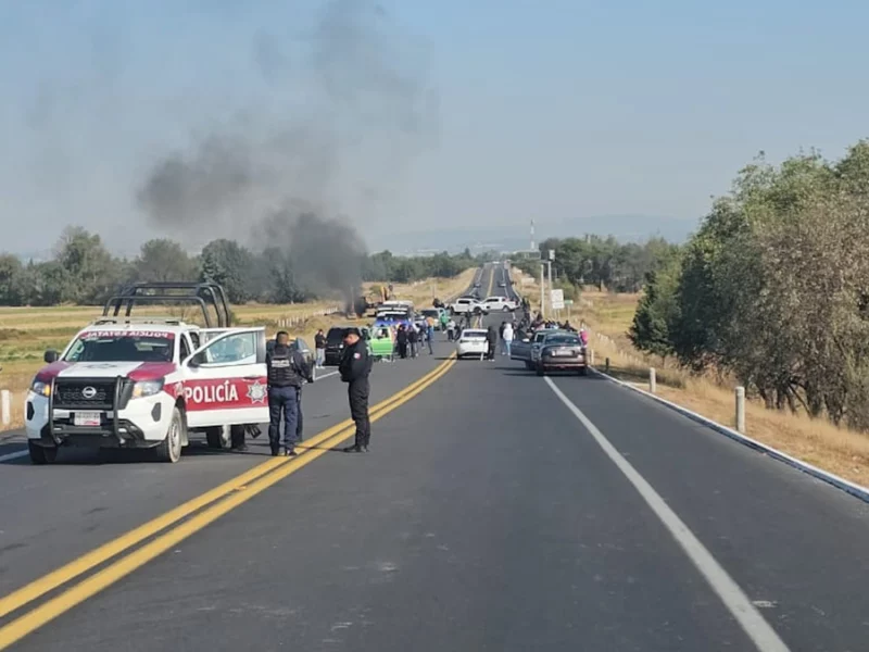 Bloquean la Puebla-Tlaxcala y queman maquinaria pesada 
