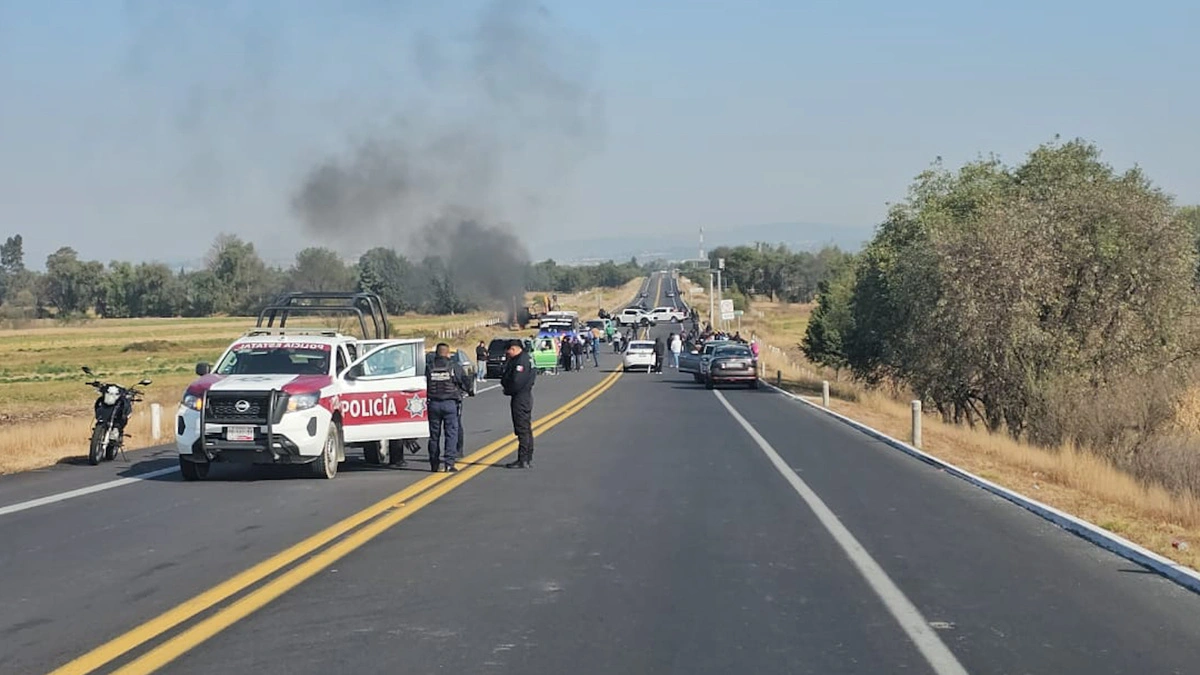 Bloquean la Puebla-Tlaxcala y queman maquinaria pesada 