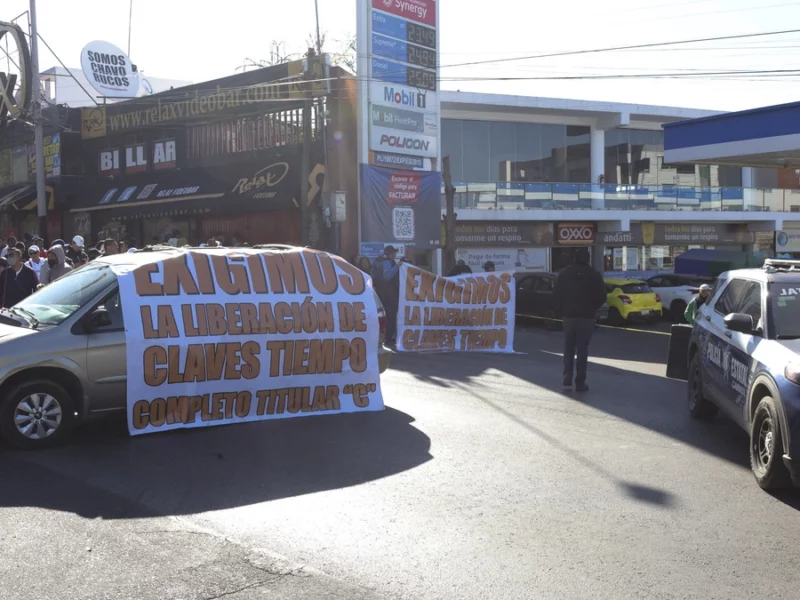 Docentes del SNTE 51 bloquean la Recta a Cholula; exigen liberar plazas “C”