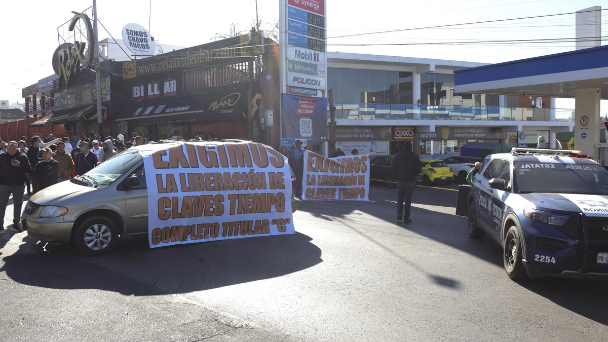 Docentes del SNTE 51 bloquean la Recta a Cholula; exigen liberar plazas “C”