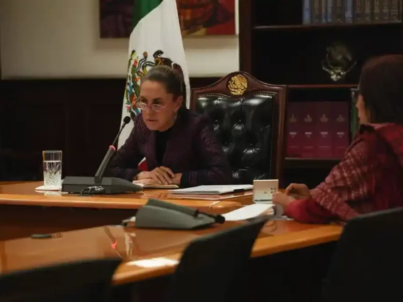Claudia Sheinbaum en una videollamada para dar seguimiento a las afectaciones en la Sierra Norte de Puebla.