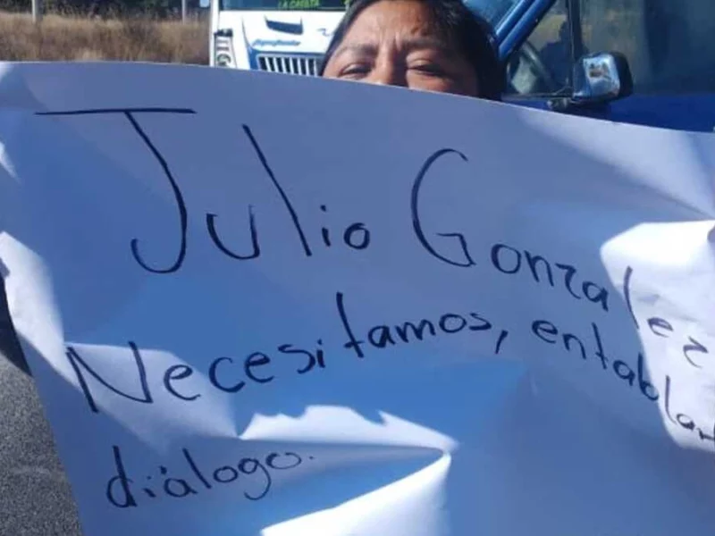 Cierran pobladores de Tepatlaxco de Hidalgo carretera federal por venta de predios de escuelas 