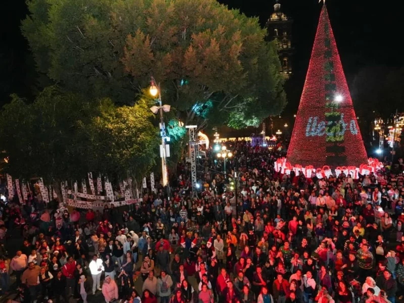 Pepe Chedraui encabeza encendido del árbol navideño en el zócalo de Puebla 