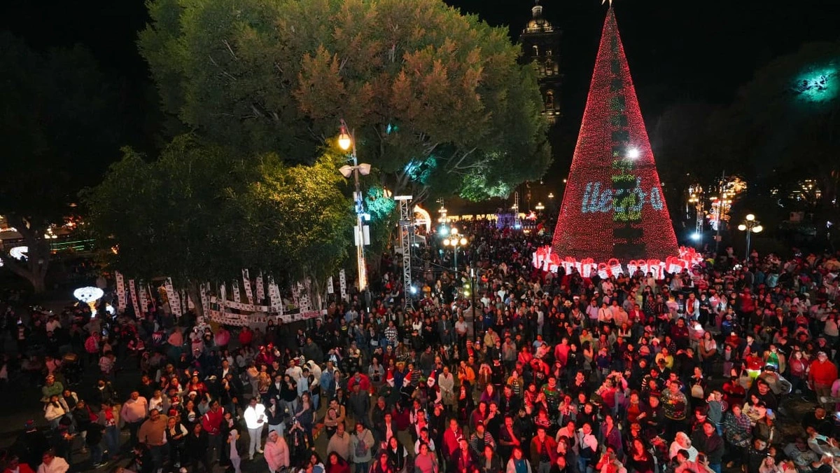 Pepe Chedraui encabeza encendido del árbol navideño en el zócalo de Puebla 