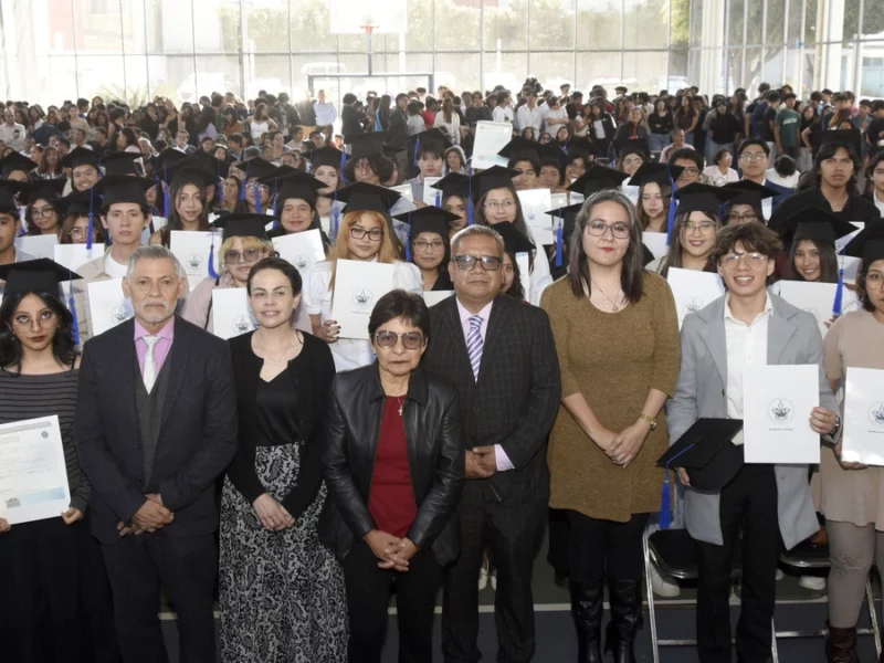Entregan certificados y diplomas a egresados del Bachillerato 5 de Mayo de la BUAP
