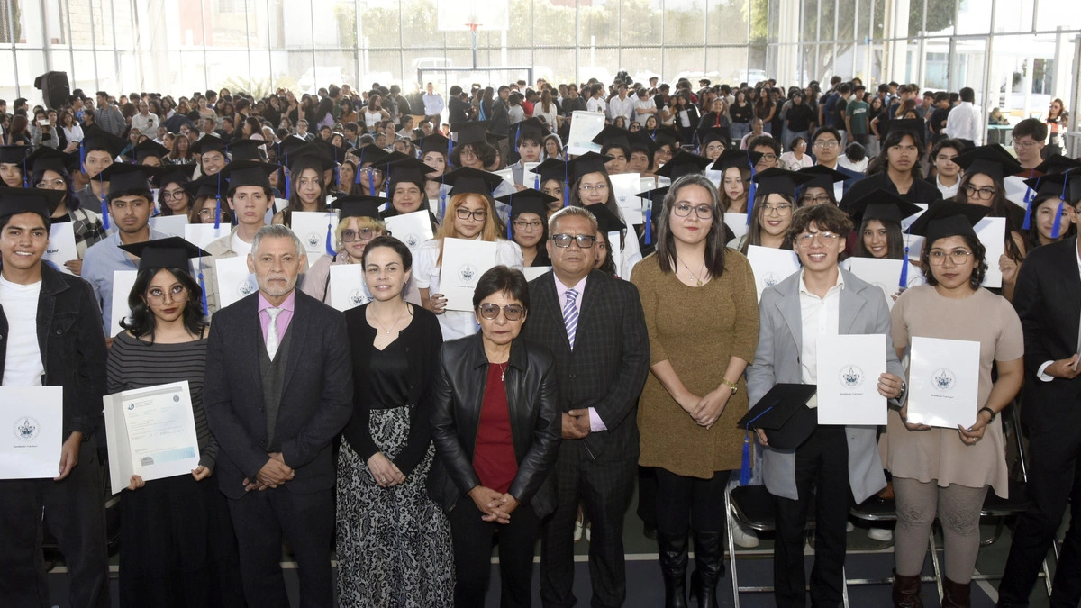 Entregan certificados y diplomas a egresados del Bachillerato 5 de Mayo de la BUAP