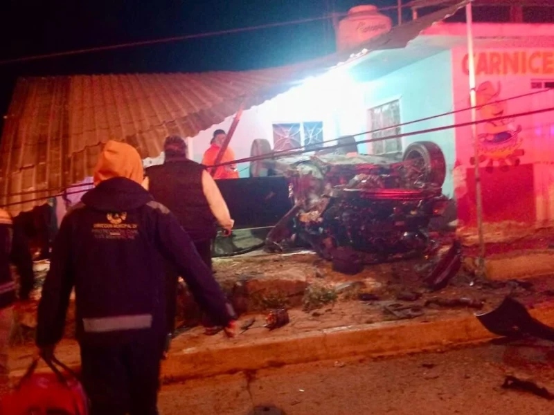 Borrachos vuelcan su vehículo y destrozan una taquería en Tlatlauquitepec