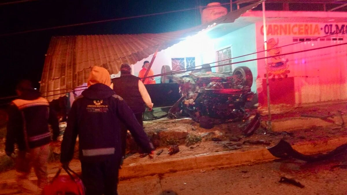 Borrachos vuelcan su vehículo y destrozan una taquería en Tlatlauquitepec