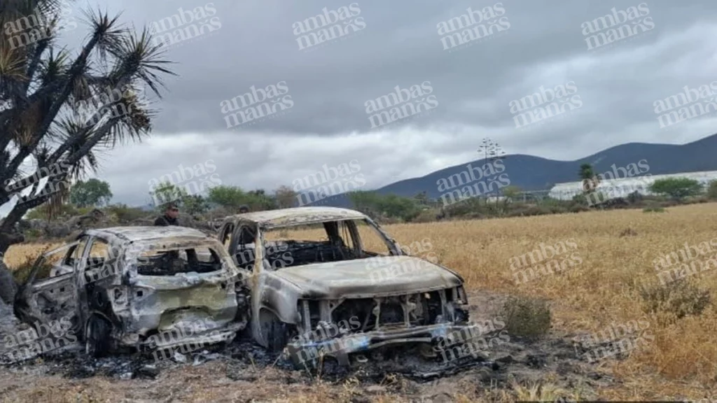 Dos camionetas completamente calcinadas fueron localizadas en el Triángulo Rojo y todo apunta a que son las mismas que utilizaron los agresores en la emboscada contra policías municipales de Huixcolotla, Puebla.