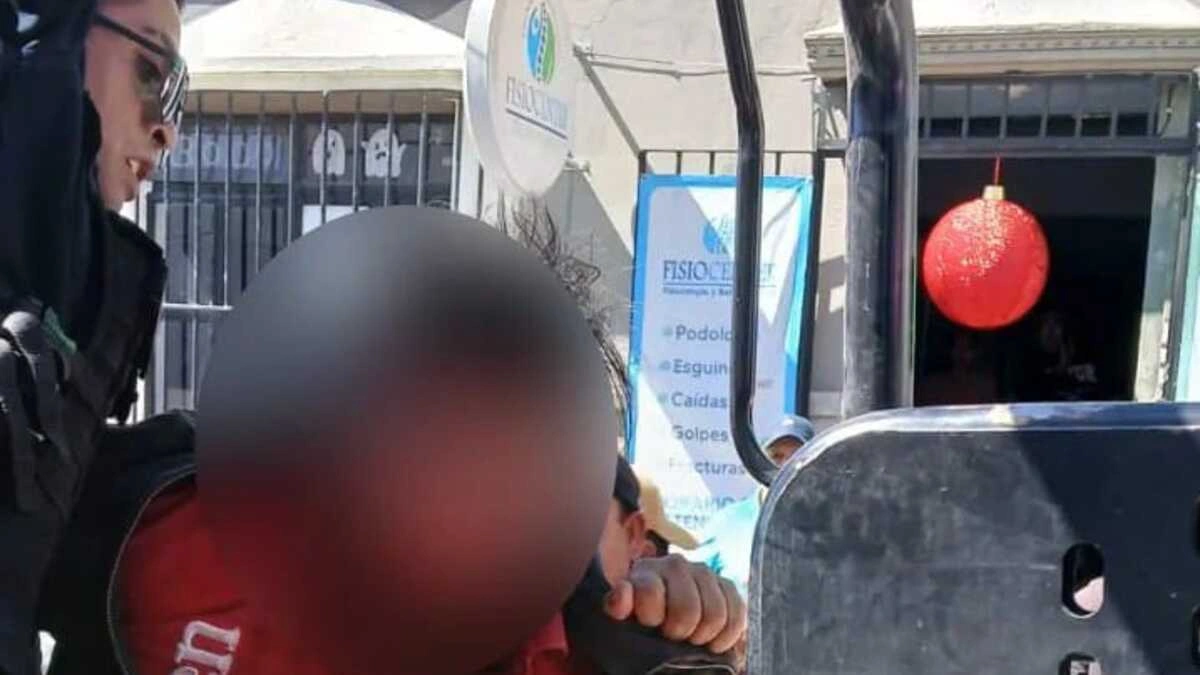 Detienen a dos presuntos ladrones en Tecamachalco; los tundieron a golpes