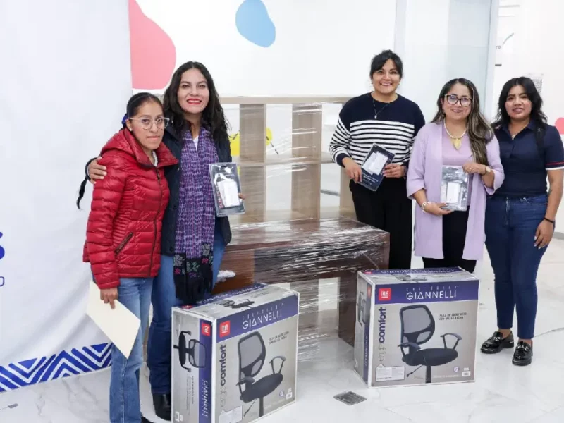 Entrega Lupita Cuautle equipamento a los 12 CAIC de San Andrés Cholula