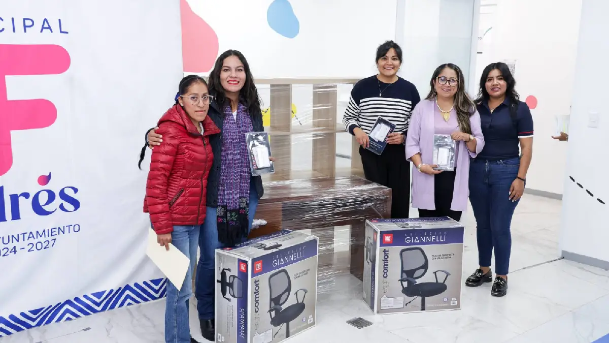 Entrega Lupita Cuautle equipamento a los 12 CAIC de San Andrés Cholula