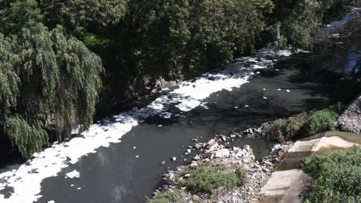 Armenta acusa que Antorcha Campesina tira escombros en las laderas del río Atoyac