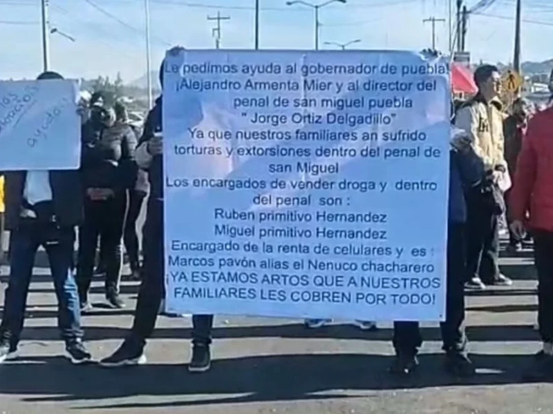 Familiares de internos de San Miguel cierran el camino al Batán; denuncian extorsión y amenazas