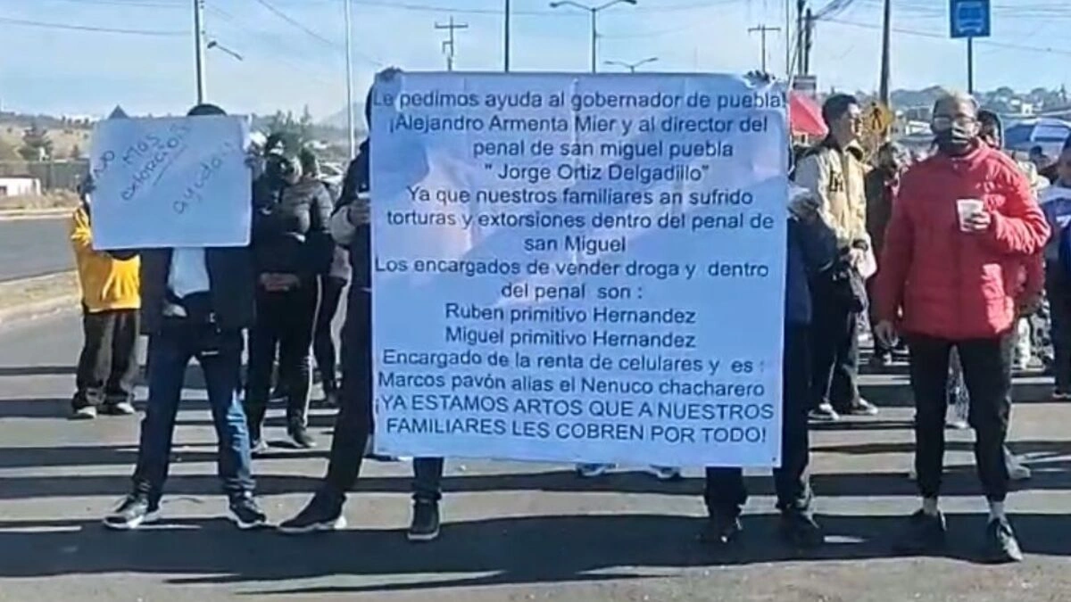 Familiares de internos de San Miguel cierran el camino al Batán; denuncian extorsión y amenazas